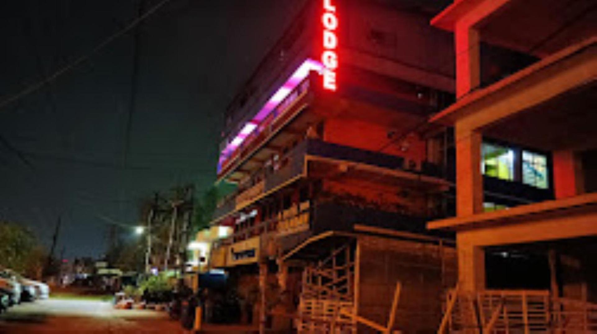 Hotel Chandan,บูบันเนสชวาร์ ภายนอก รูปภาพ